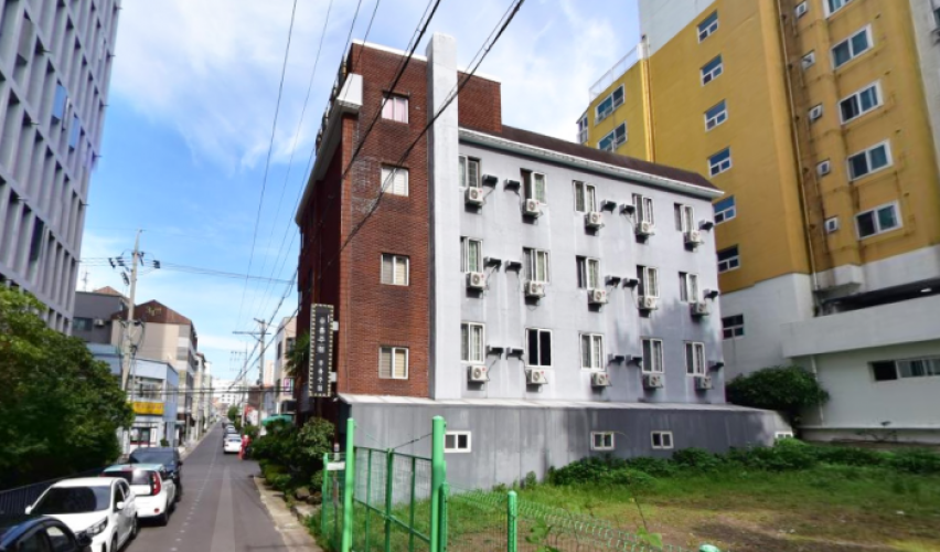 A hotel located in Yeon-dong’s vibrant commercial area.
