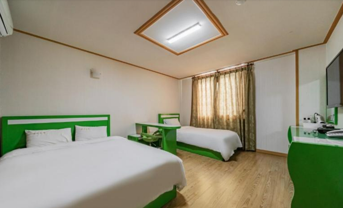 A hotel located in the commercial center of Yeon-dong, Jeju City