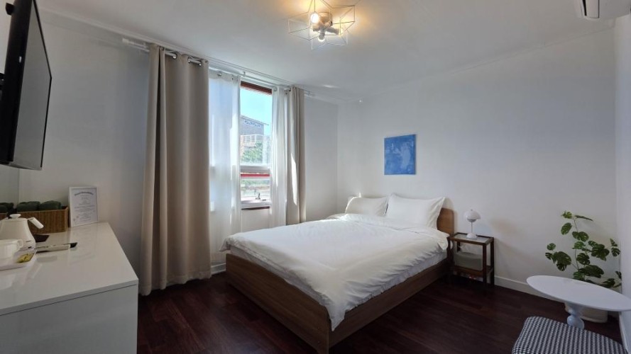 A 15-key boutique hotel situated in Aewol, Jeju Island