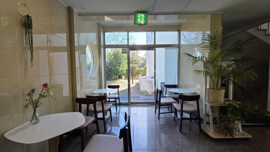 A 15-key boutique hotel situated in Aewol, Jeju Island