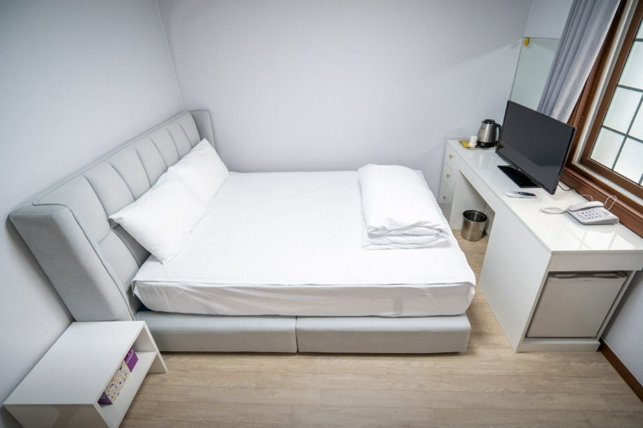 11-Room Small Hotel for Sale Near Jeju Sports Complex