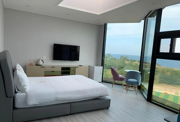 34-Key Ocean-View Hotel for Sale in Aewol, Jeju – Featuring a Large Swimming Pool