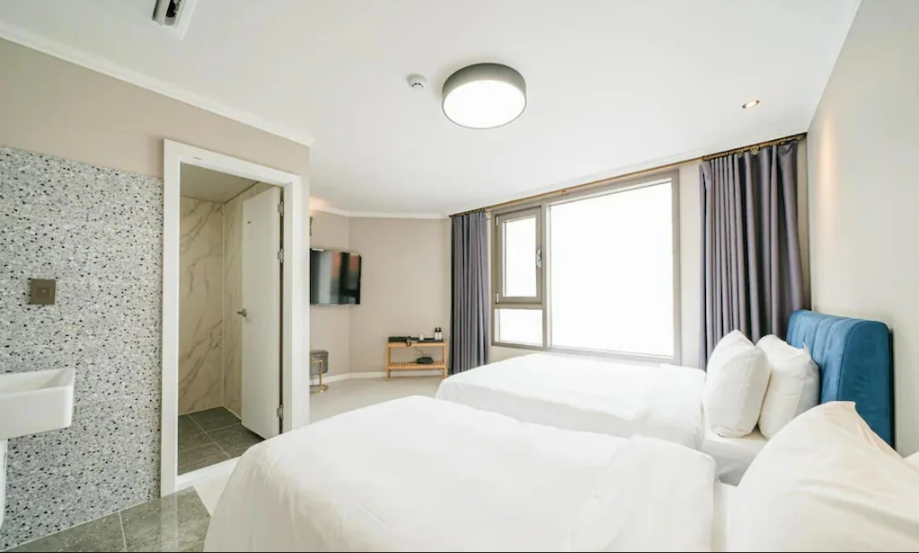 Freehold Sale: 34-Key Hotel in Seogwi-dong CBD, Popular with International Travelers