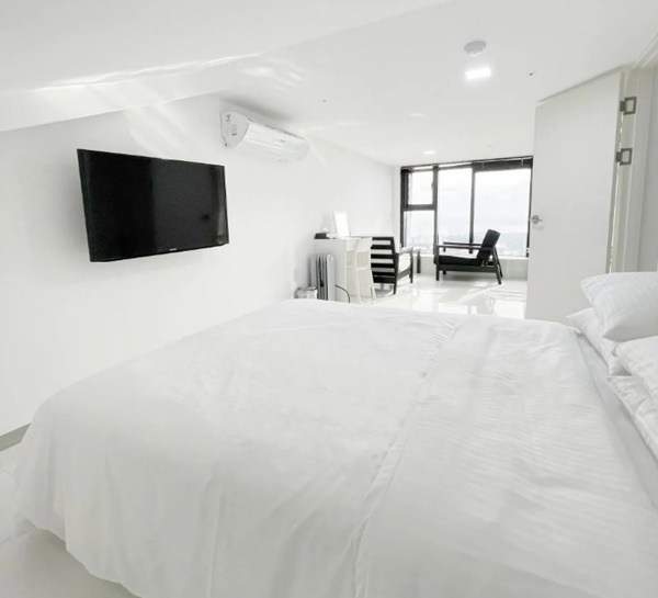 Prime Investment Opportunity: 20-Key New-Condition Hotel for Sale in Jeju Jungmun Tourist Complex